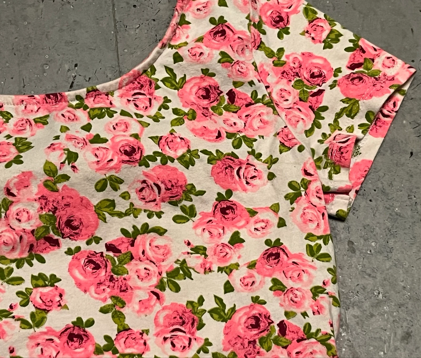 Camiseta curta com flores rosas – photo 12